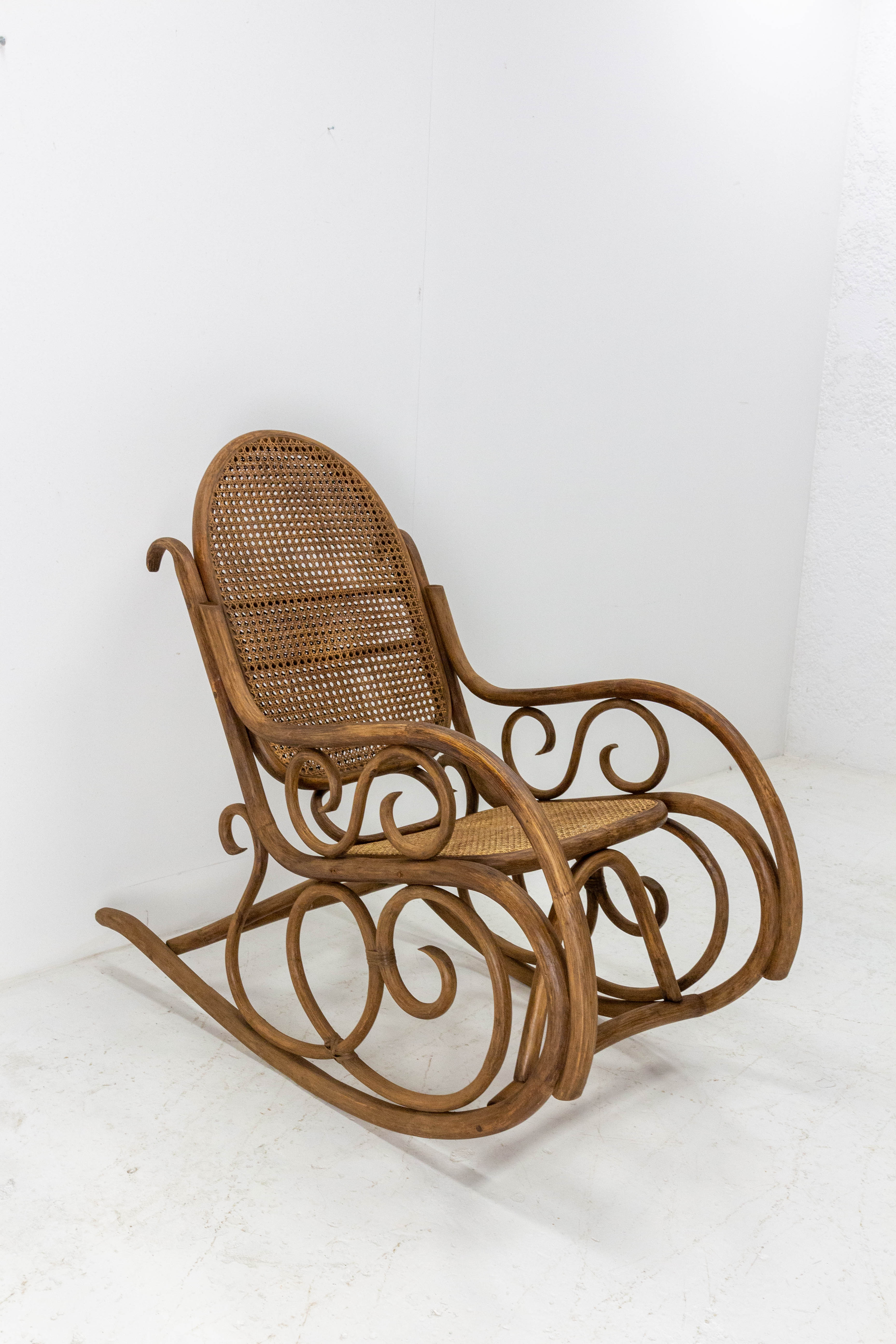 Rocking chair curved wood and cannage