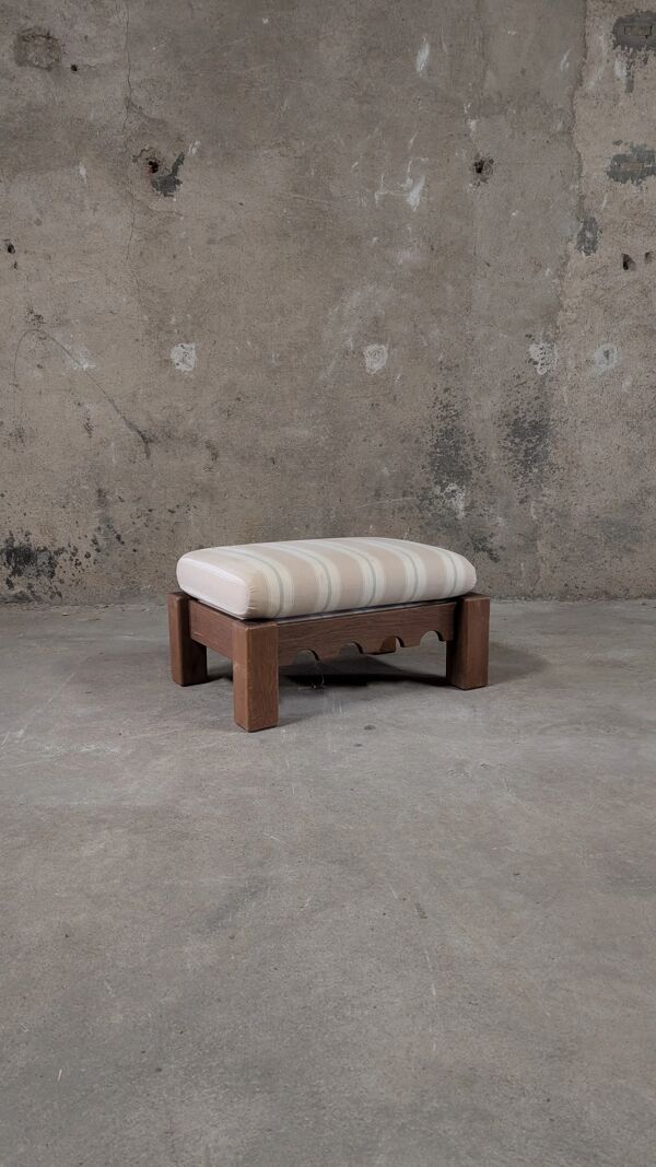 Salon vintage en bois massif avec coussins à carreaux