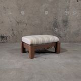 Salon vintage en bois massif avec coussins à carreaux