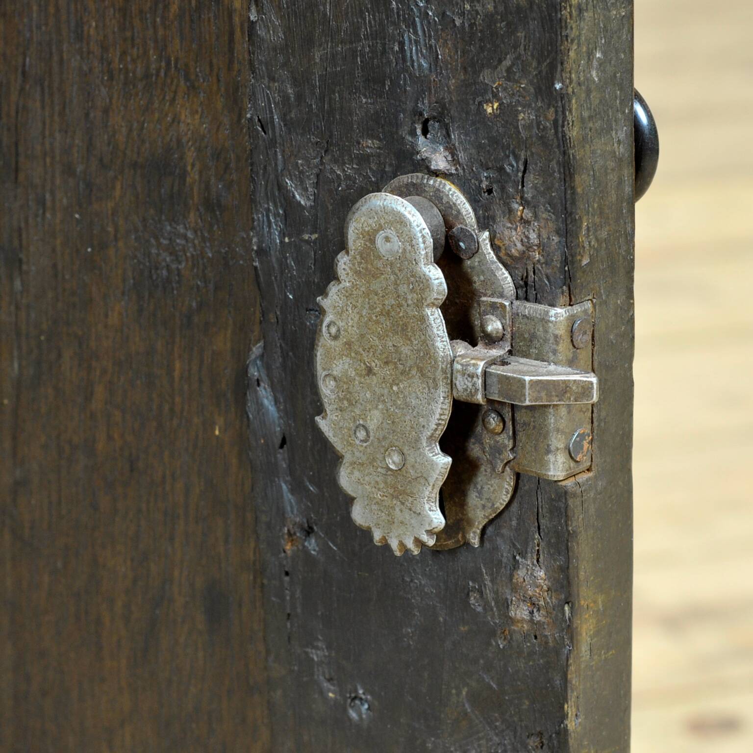 Oak tridarn cabinet, circa 1710