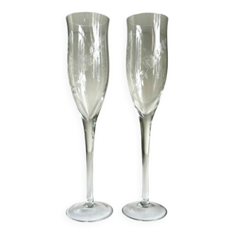 2 flûtes en verre ciselé, vers 1950