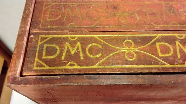 Coffret/ petite commode de mercerie vintage de la marque DMC