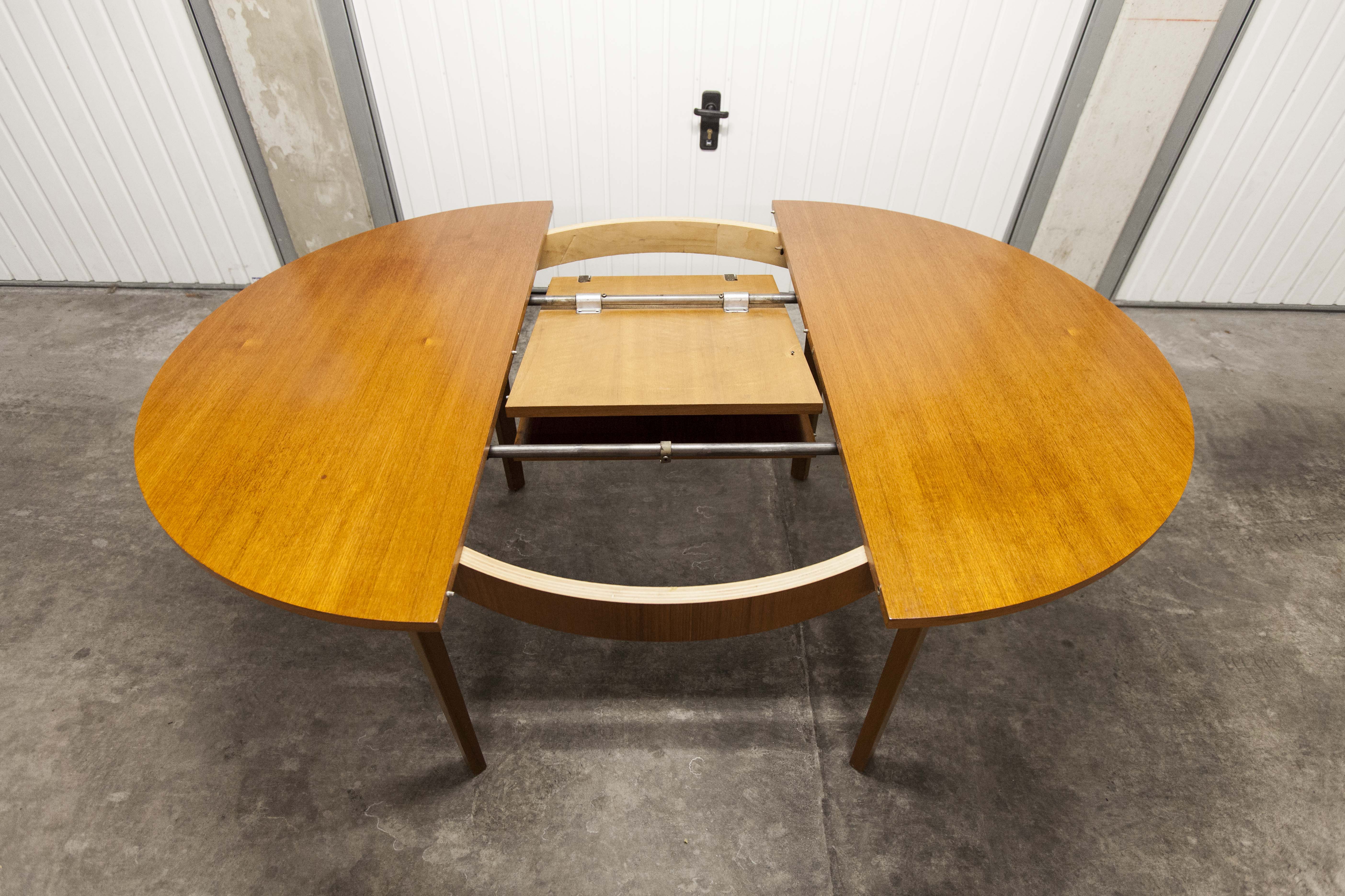Scandinavian table in round teak with built-in extensions 1960