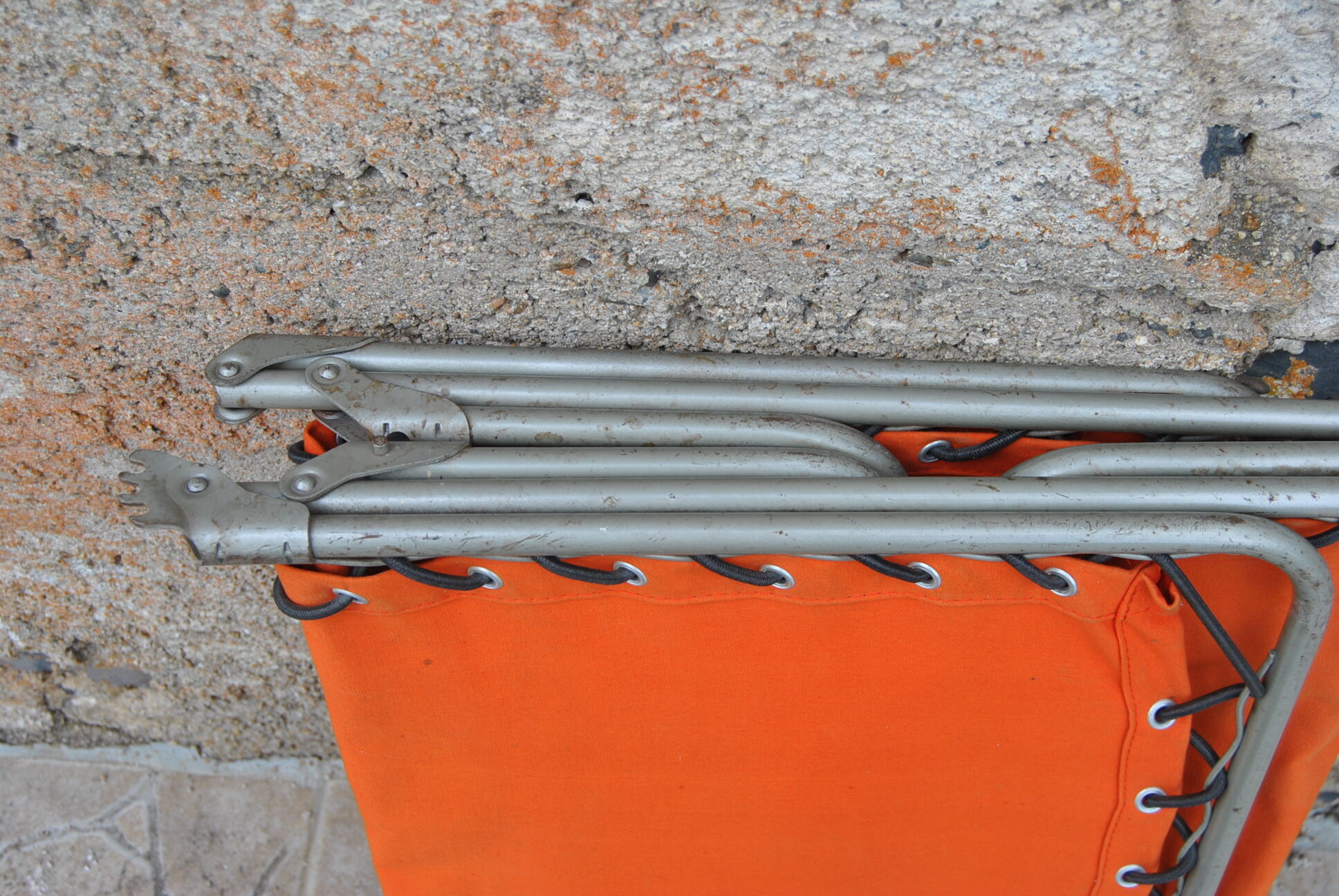 Sun lounger in orange fabrics 70s