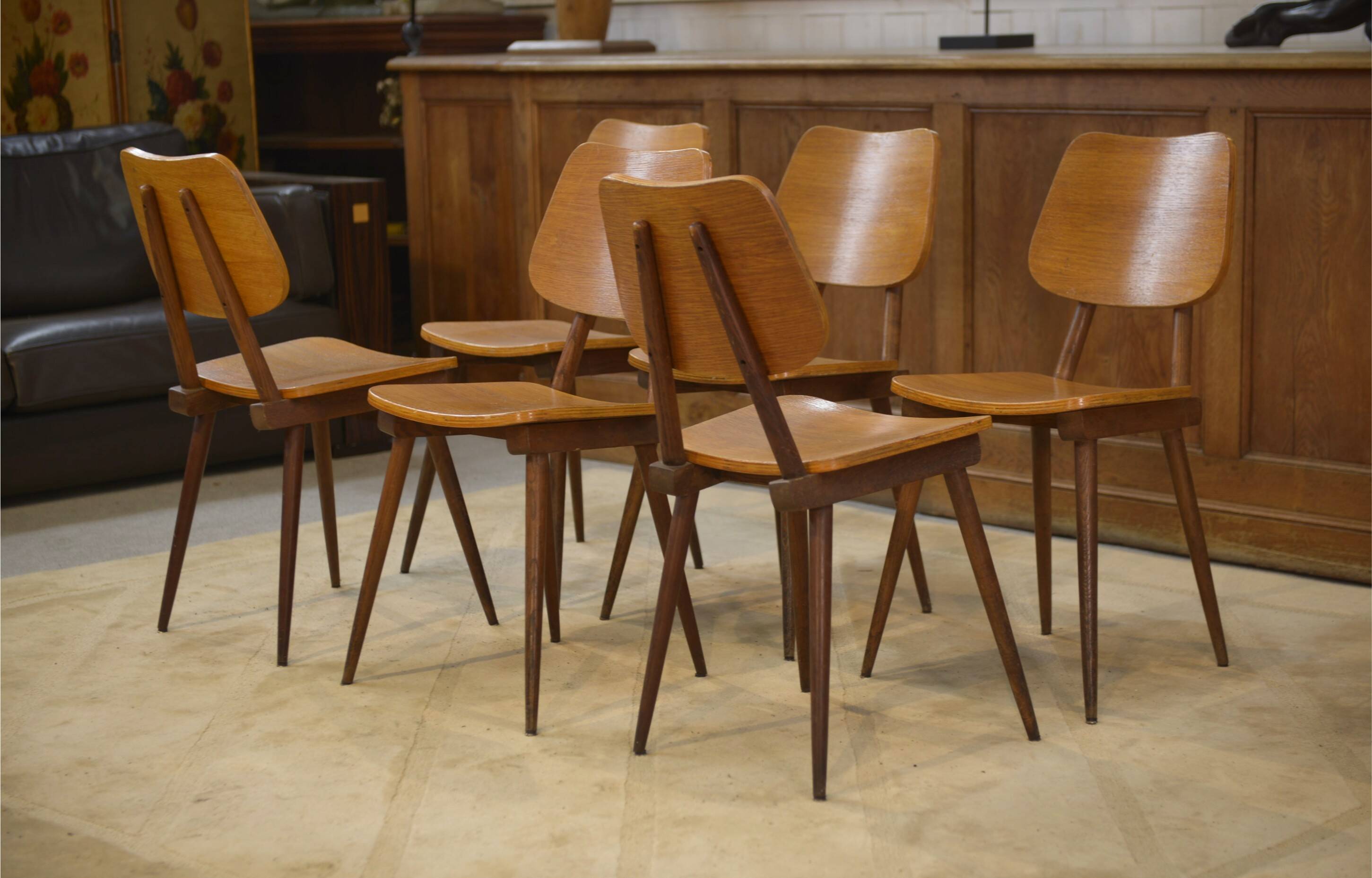 Set of 6 oak chairs from the 1960s.