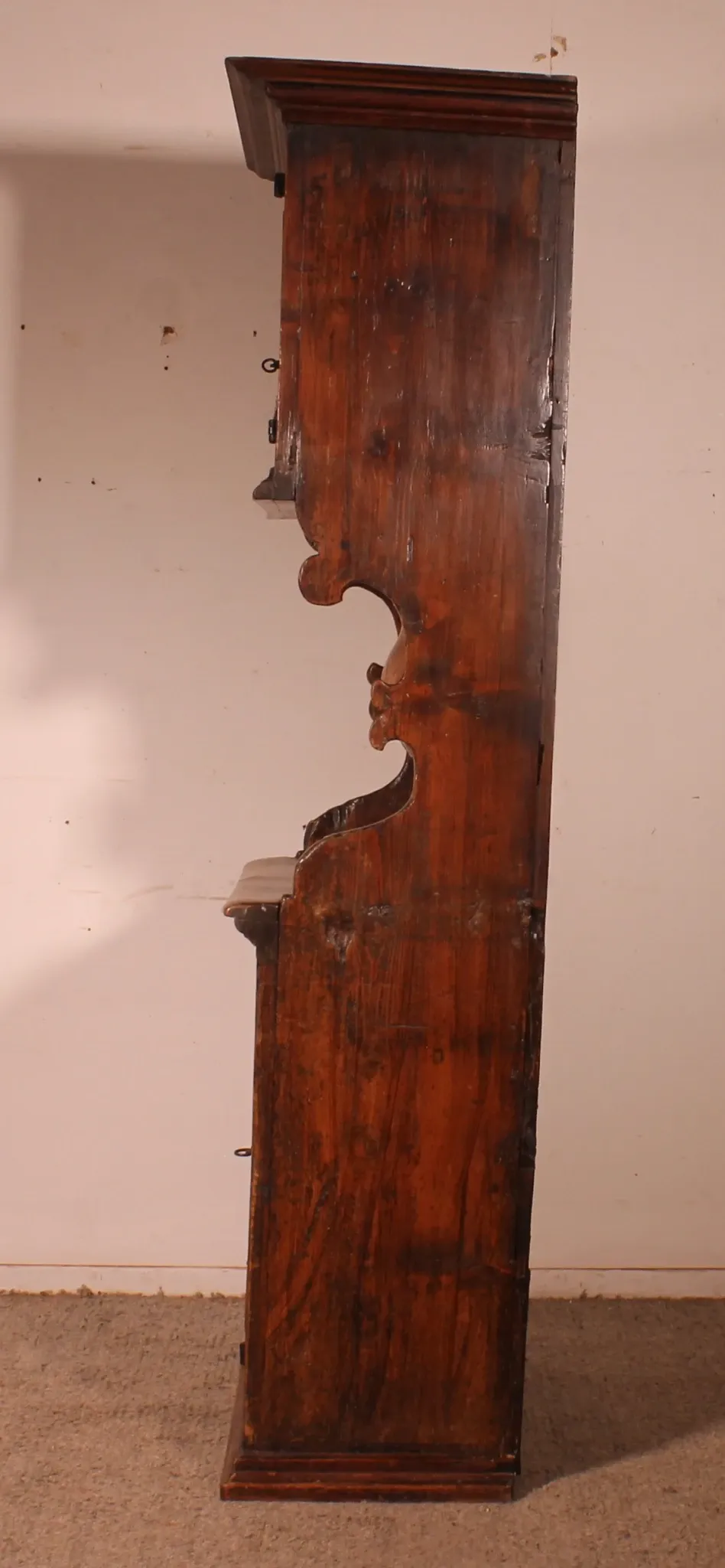petit vaisselier en bois de mélèze - 17° siècle -Suisse