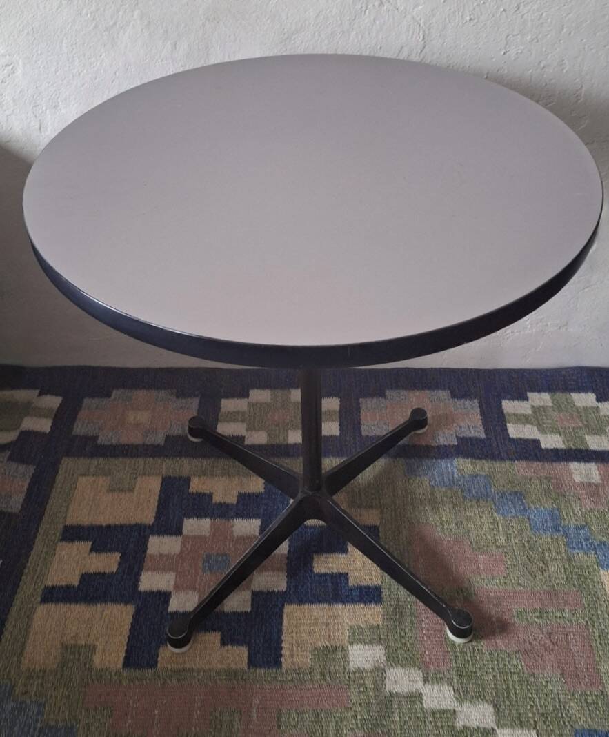 Table bistro / table d'appoint circulaire Eames Vitra Miller avec base contract, années 1960