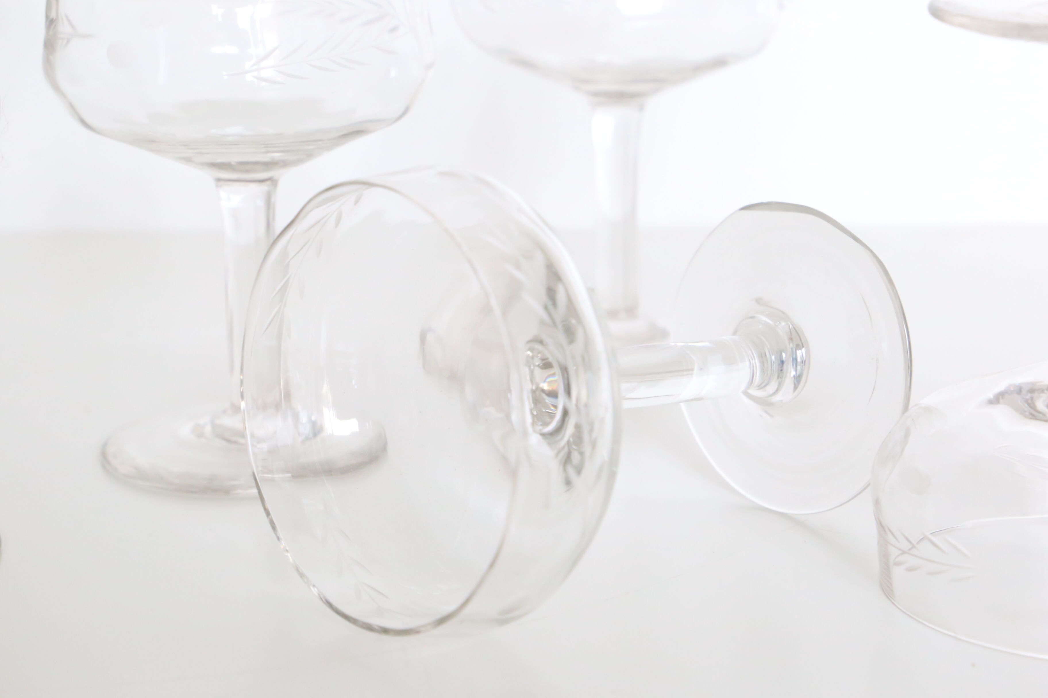 Set of 5 chiseled glass champagne cups