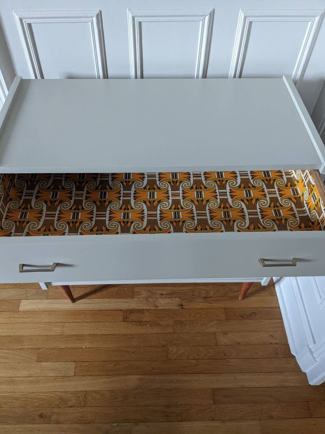 Vintage chest of drawers with spindle legs