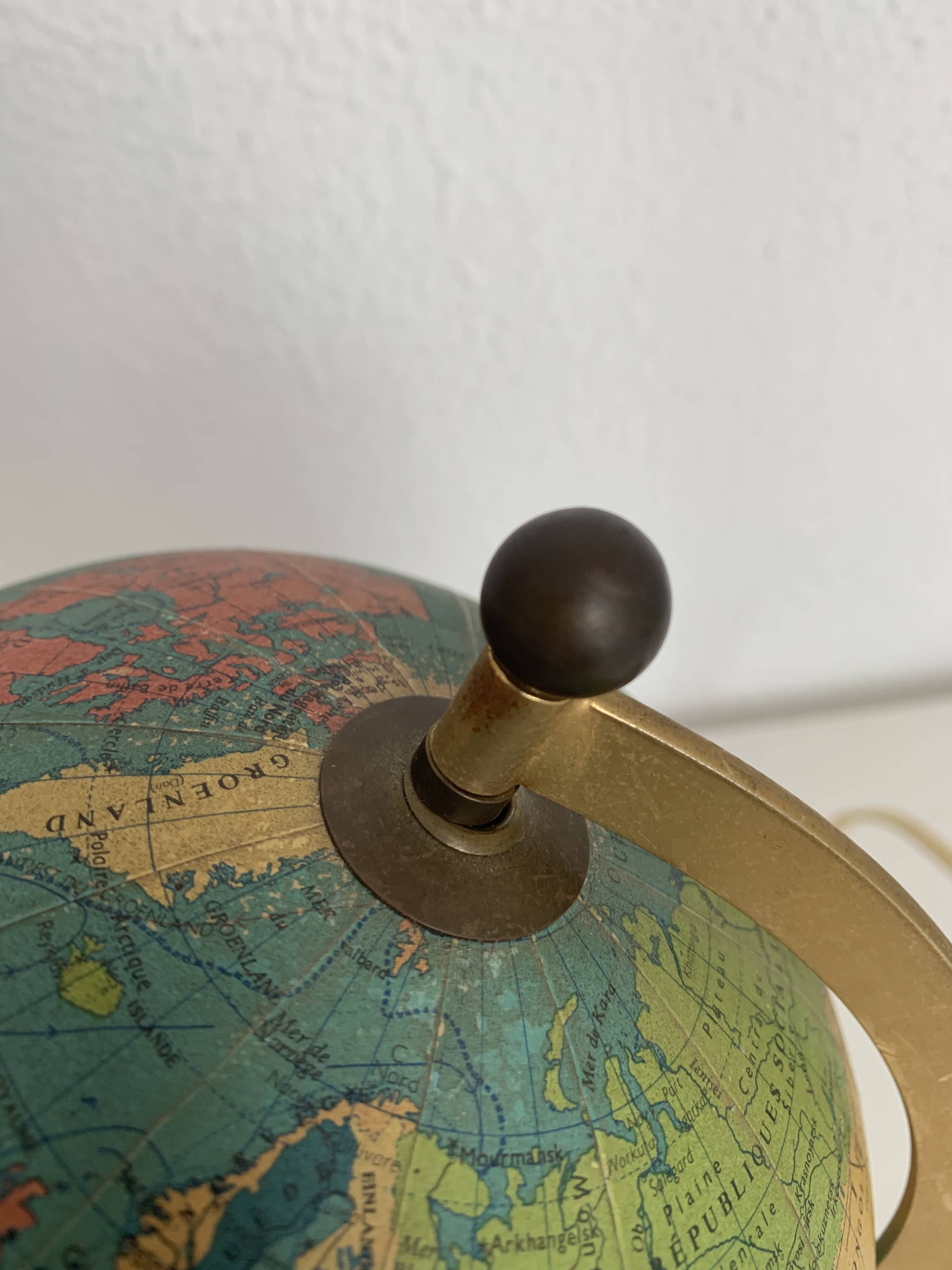 Globe terrestre tripode Taride en métal doré et verre, 1967