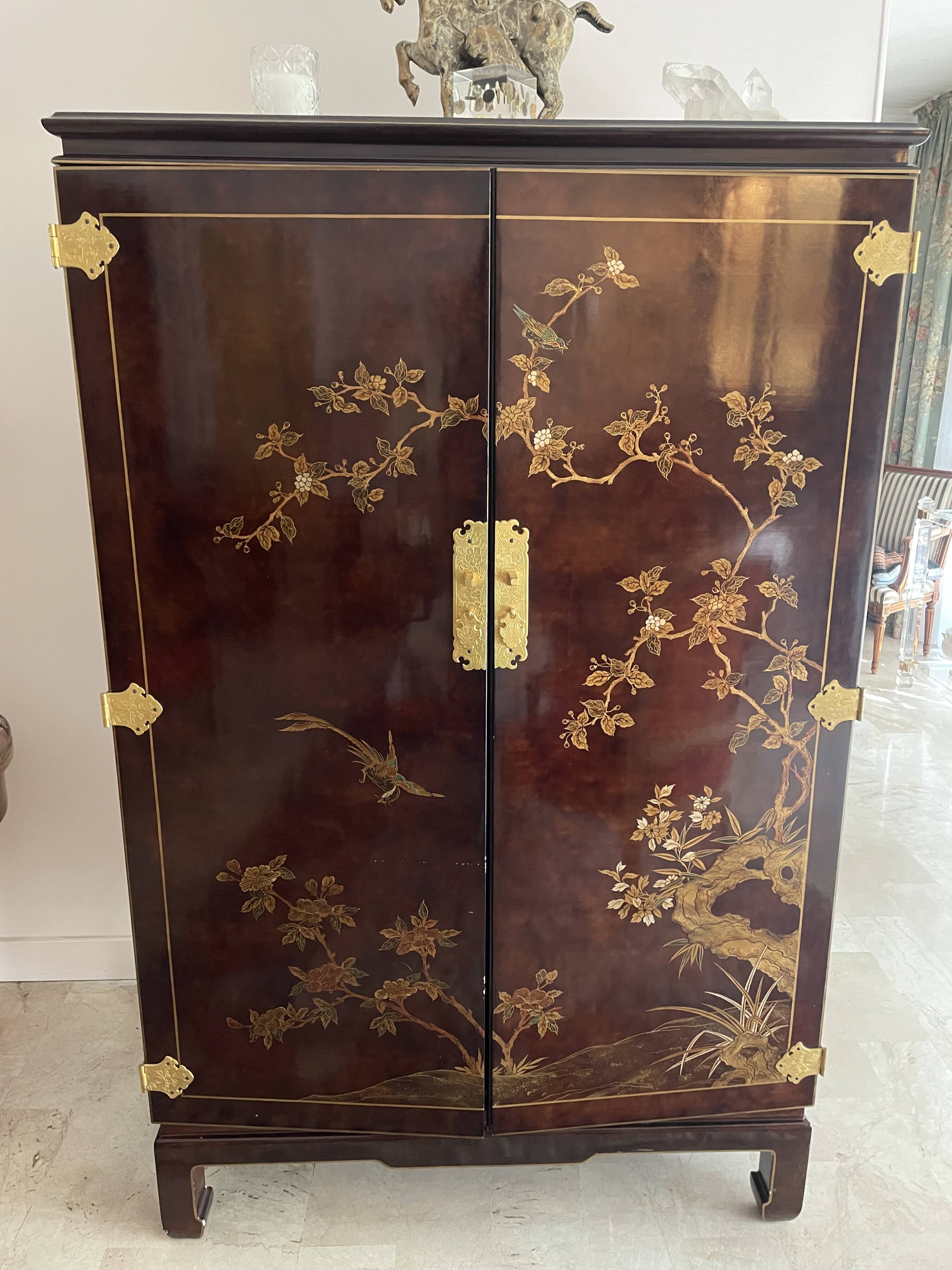 Lacquered TV unit