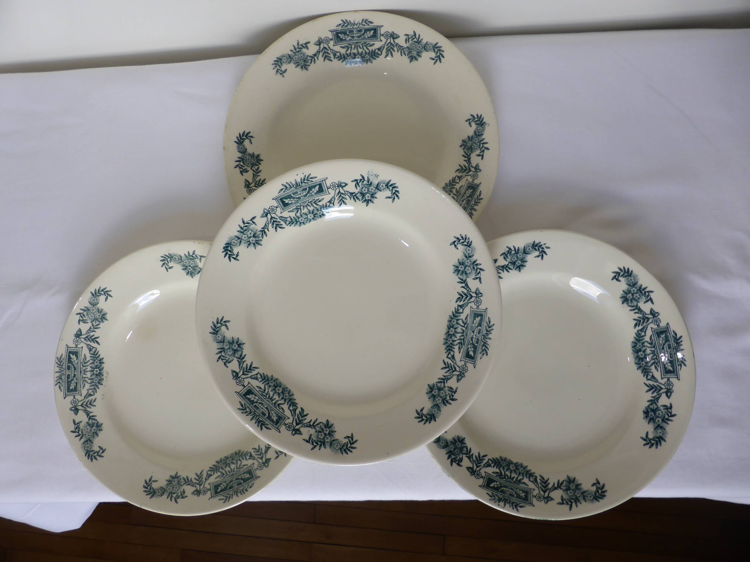 4 Longchamp ironstone dinner plates, Lutèce pattern 220602