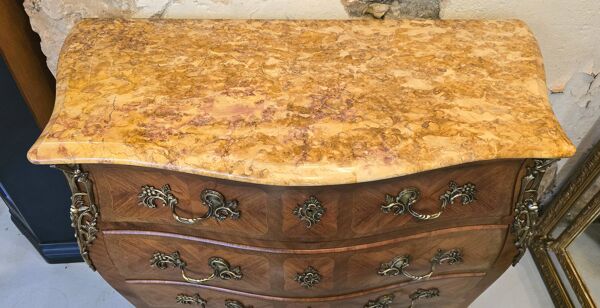 Commode galbée de style Louis XV – marqueterie en bois de rose
