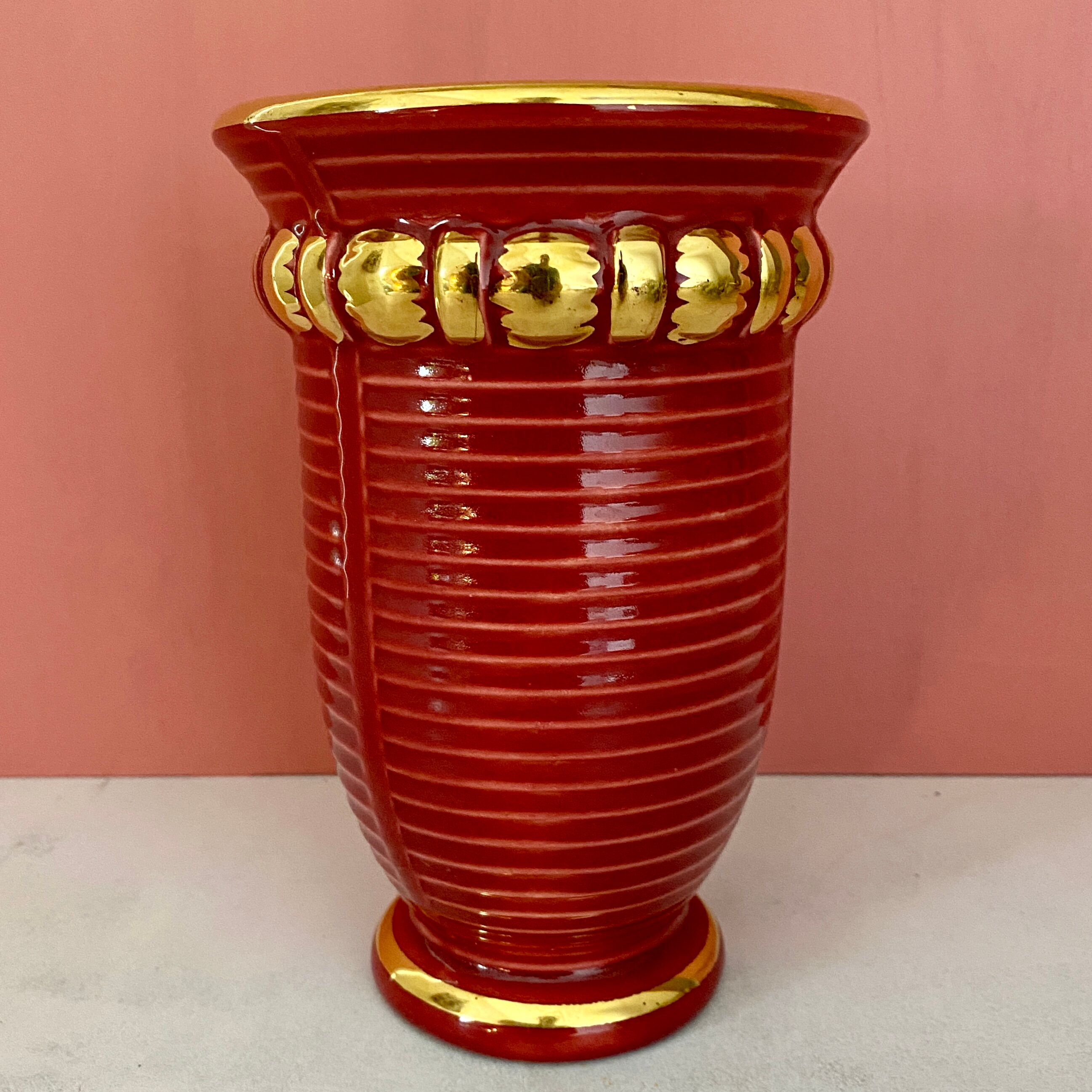 Vase vintage art déco en céramique rouge et dorée