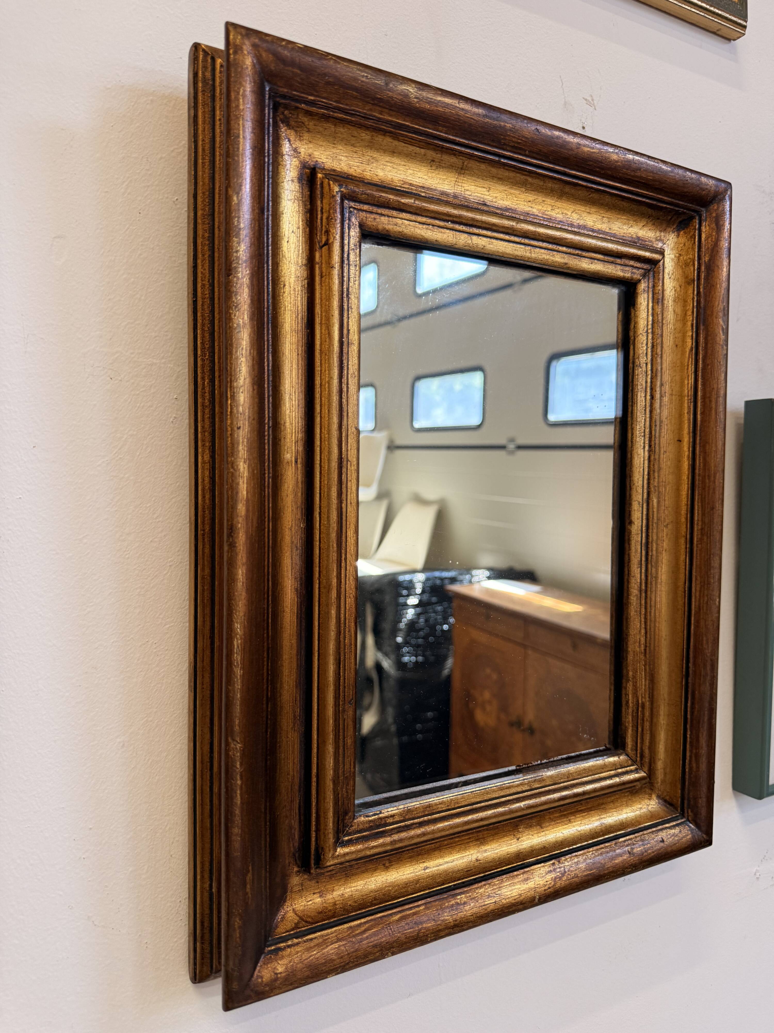 Miroir ancien en bois doré à la feuille