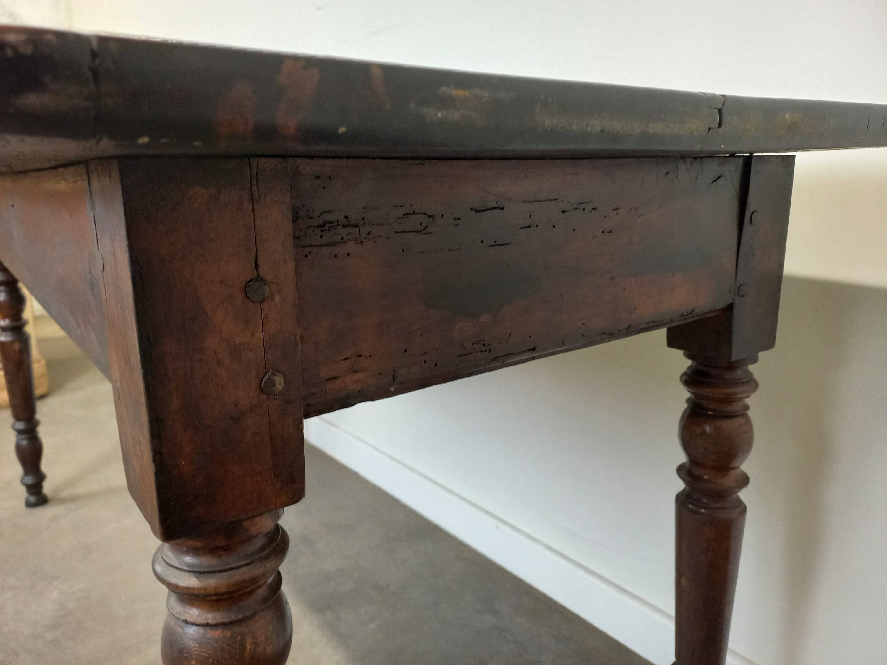 Table de ferme en noyer