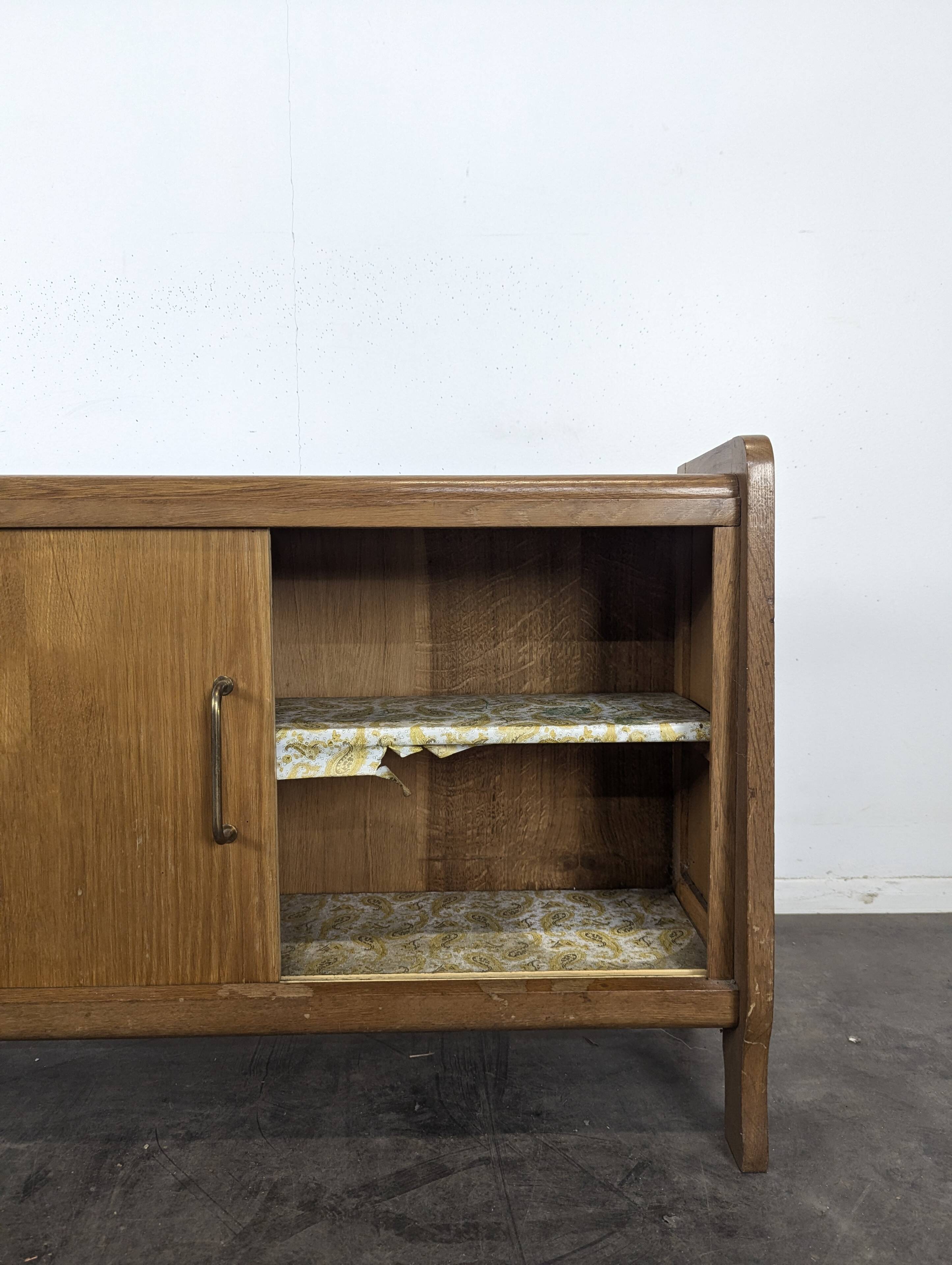 Buffet moderniste en chêne à porte coulissante
