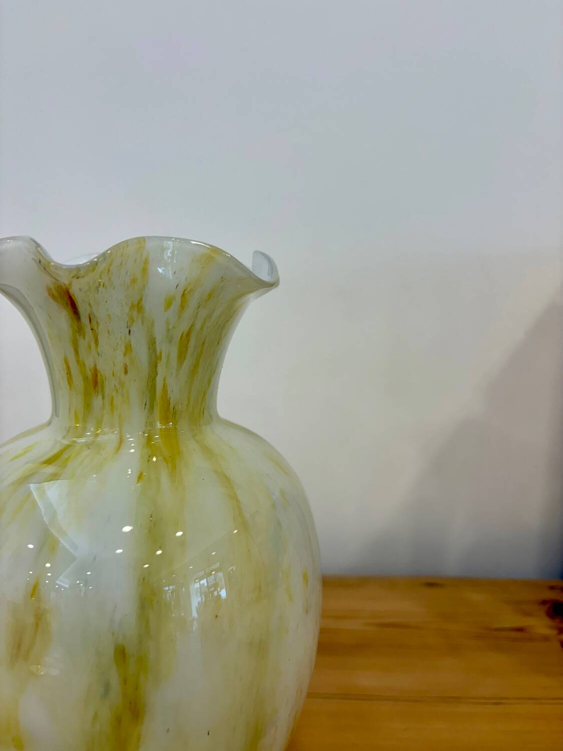 Vase en verre soufflé à collerette