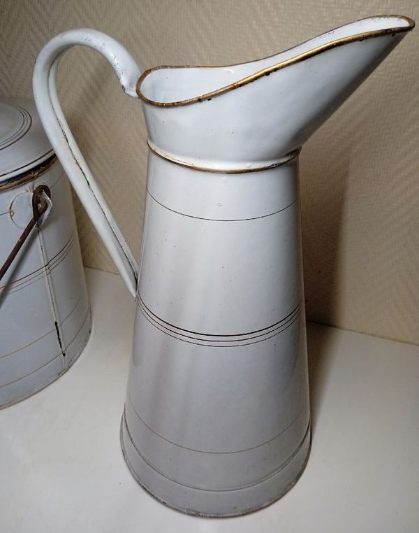 Broc et seau émaillé