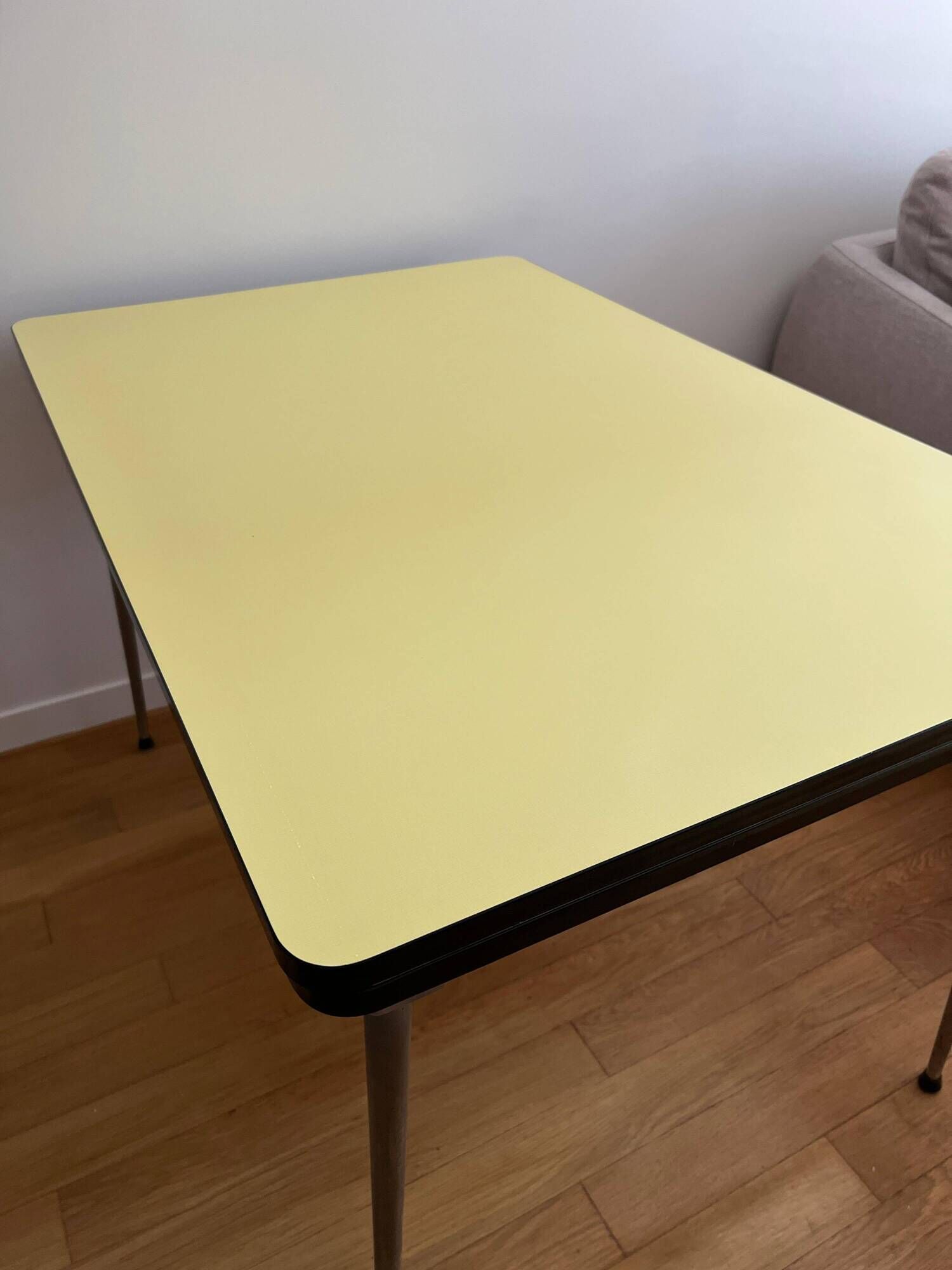 Table en Formica avec 4 chaises