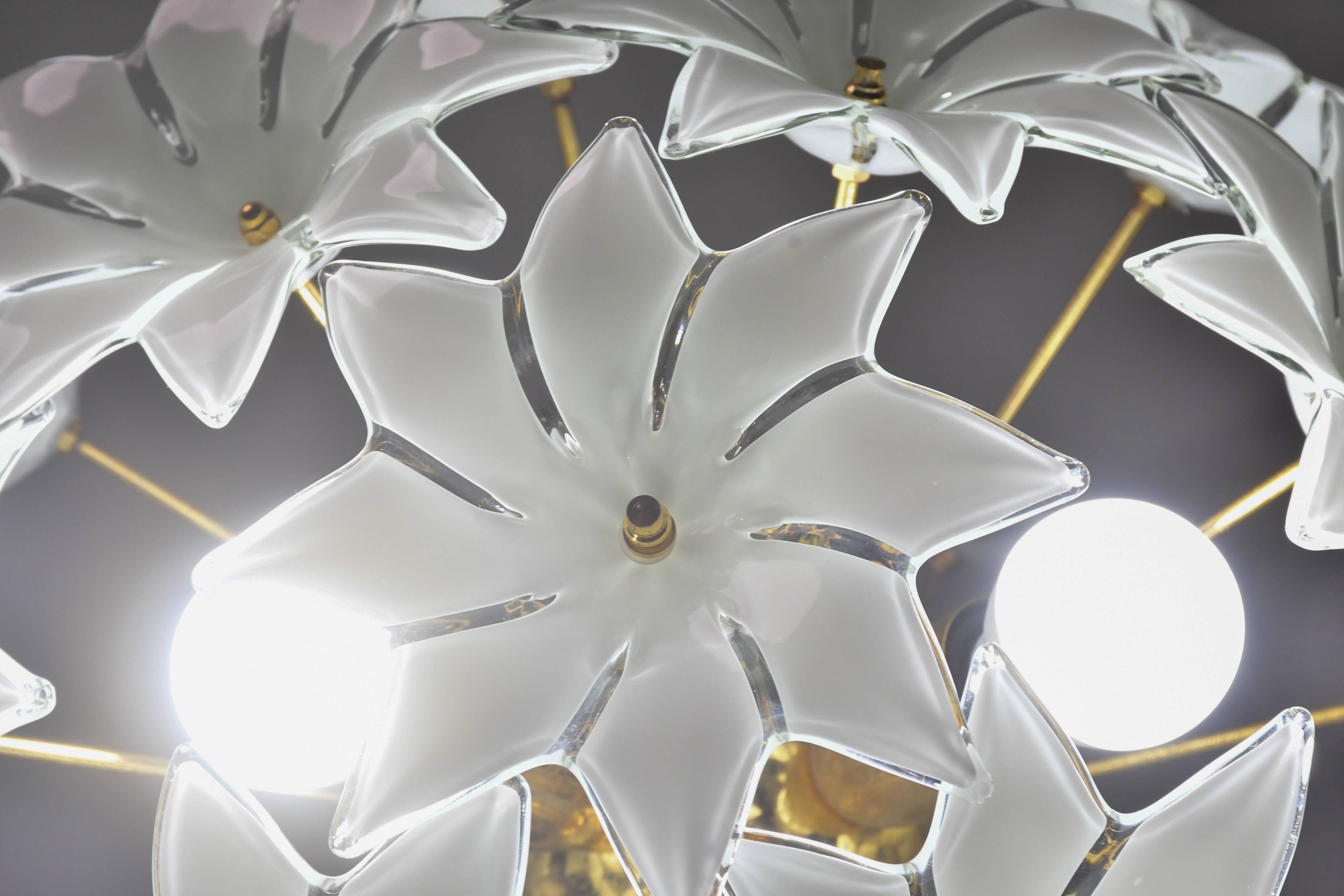 Charmant luminaire en verre de Murano Spoutnik fleurs blanches, années 1970