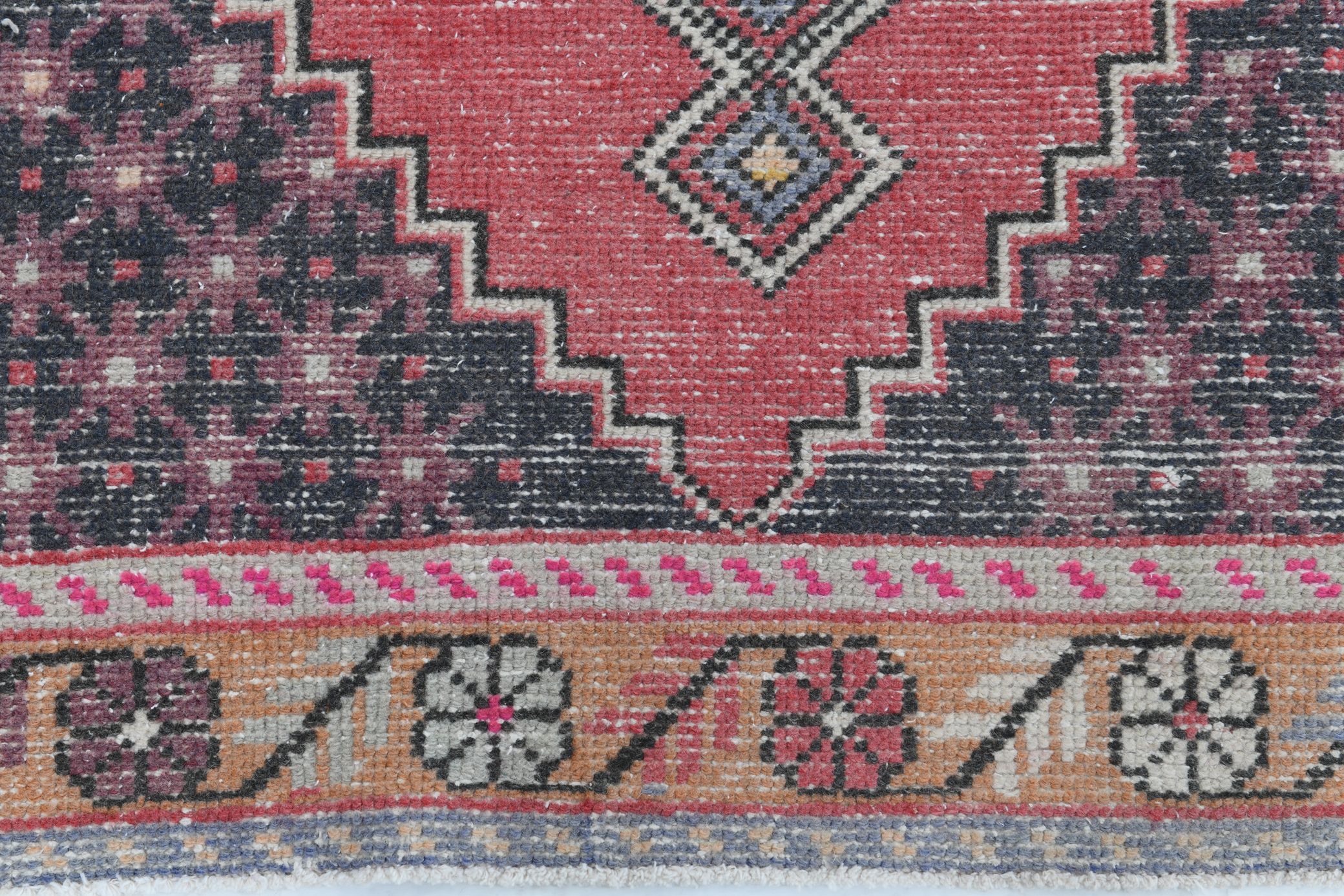 4x8 Pale Red Geometric Vintage Rug, 129x258Cm