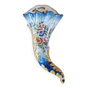 Wall-mounted bouquet holder in Nevers faience - By Amand Hiver