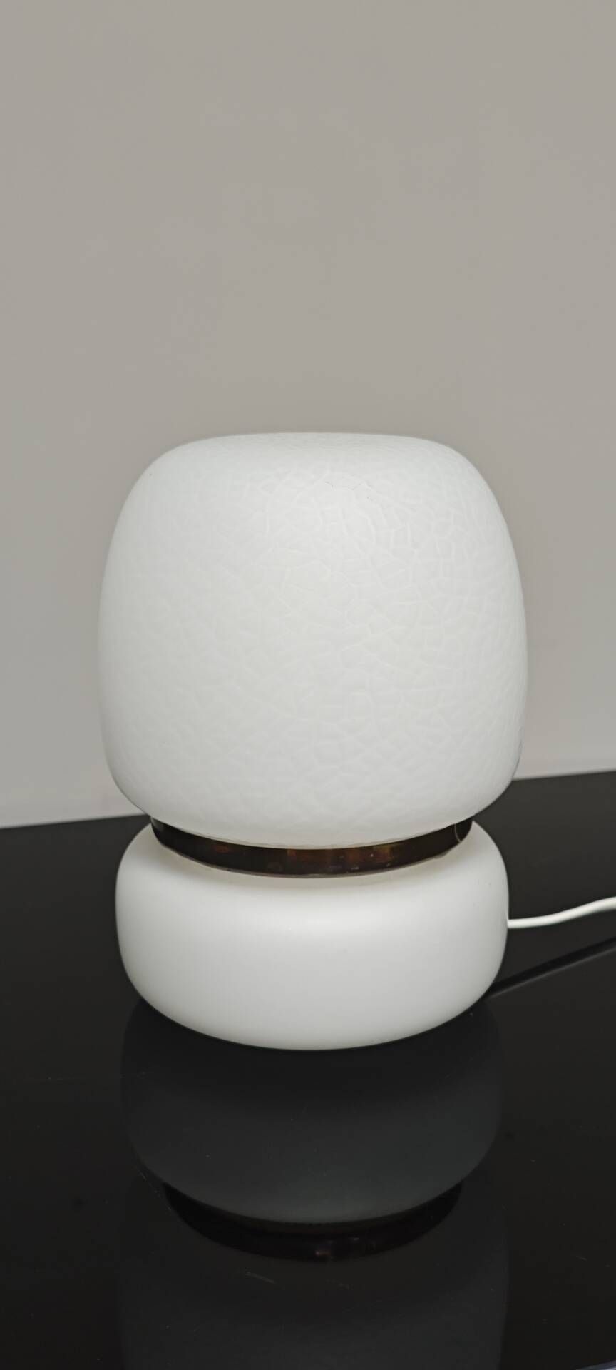 Lampe a poser tchèque en opaline blanche et laiton 1960