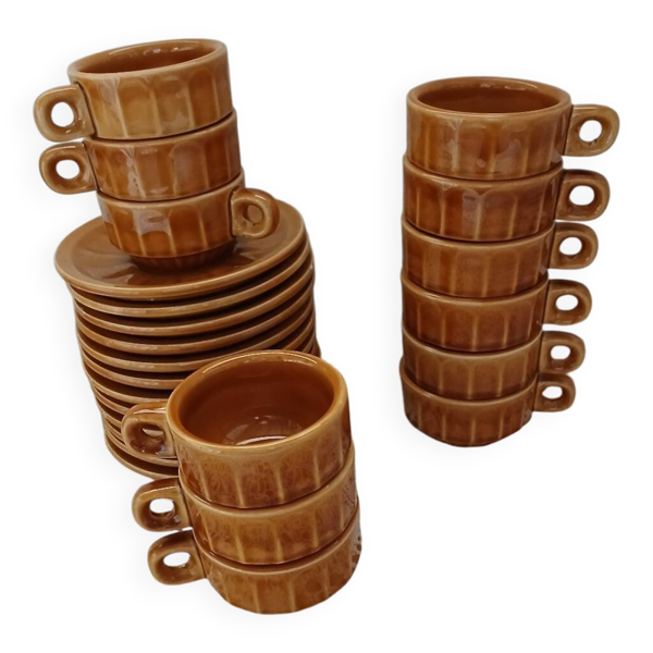 12 tasses à café anciennes avec soucoupes