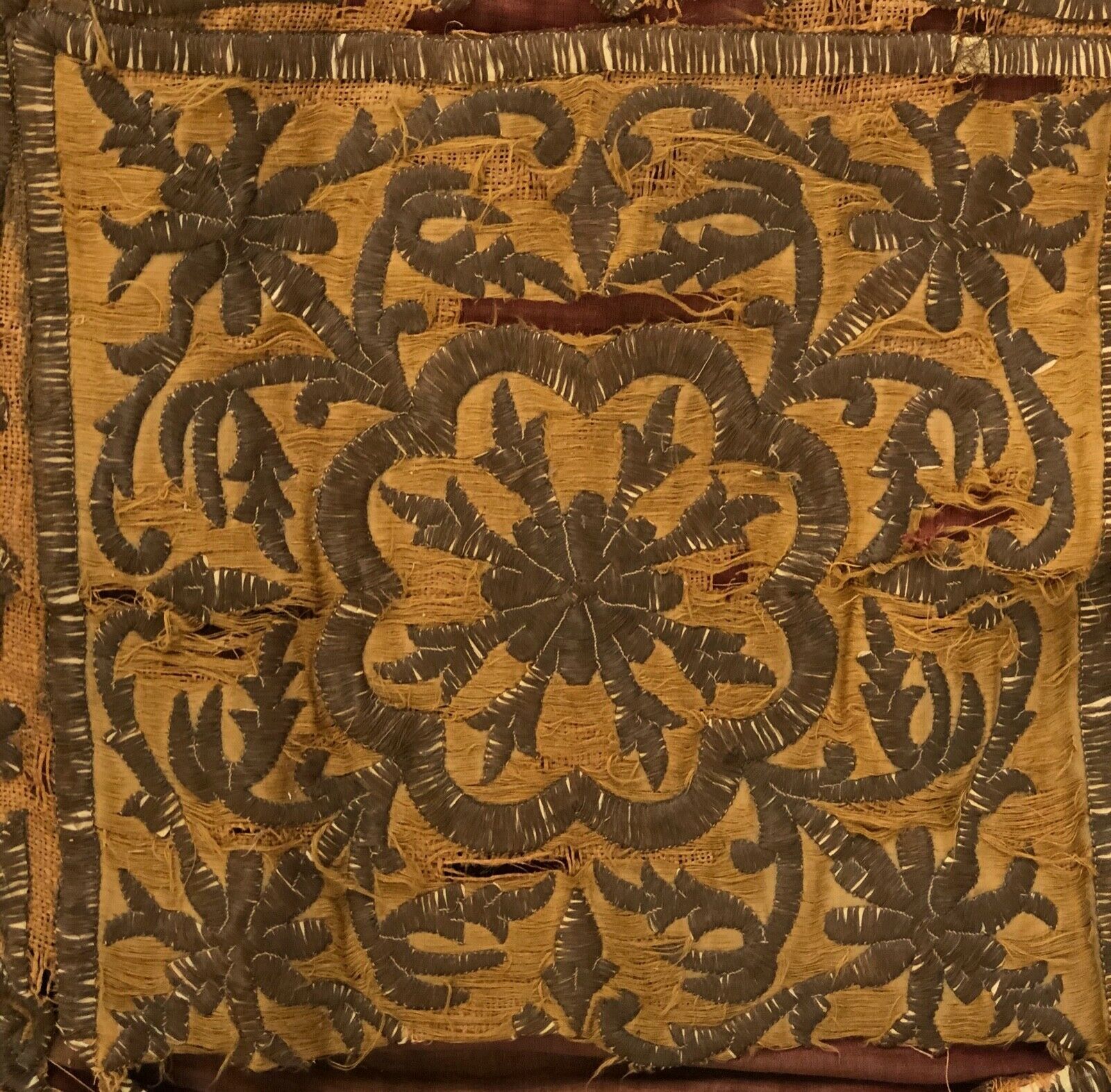 Former cushion 18 eme embroidery wire trimming in the state