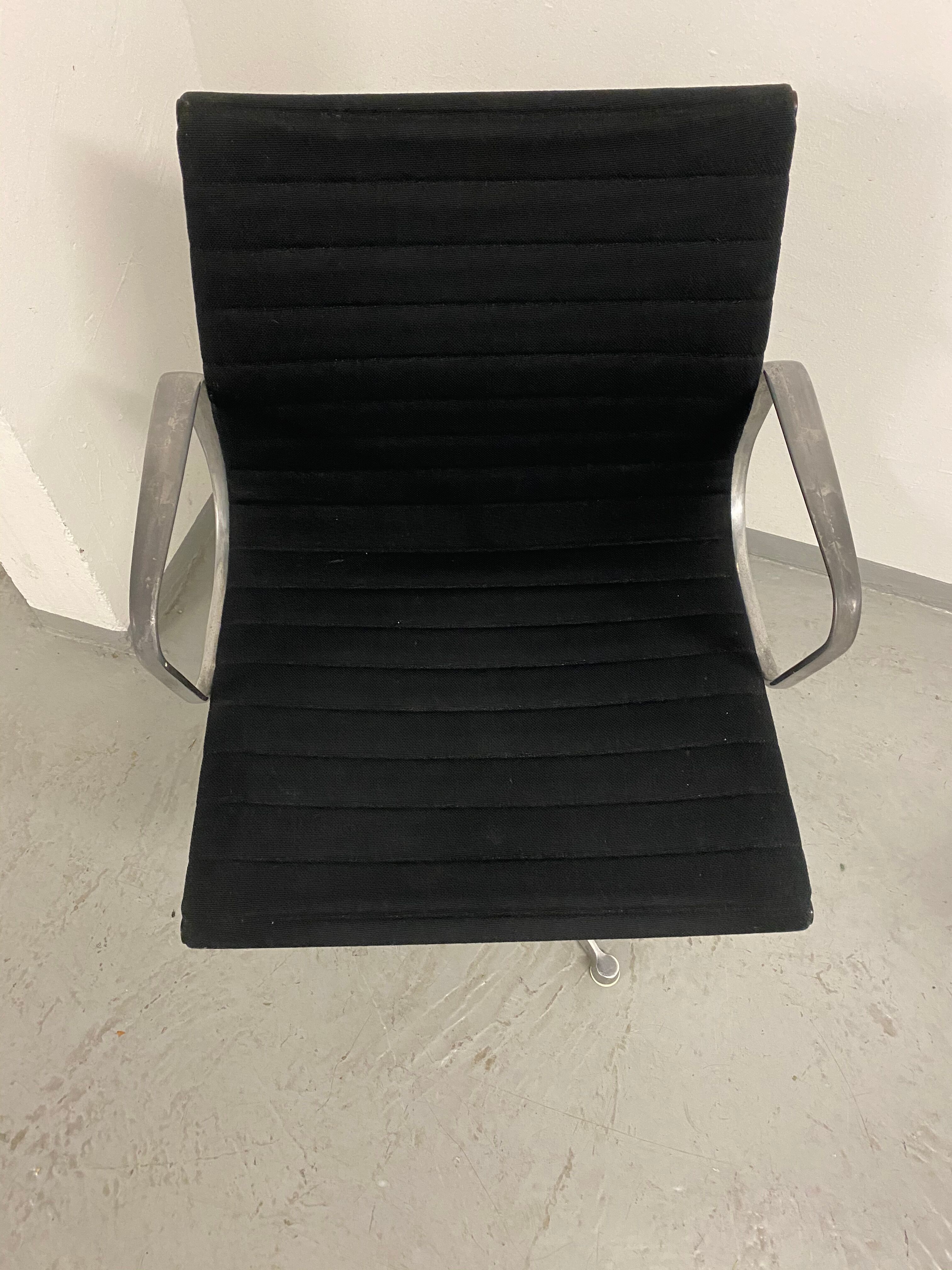 Fauteuil EA108 par Charles et Ray  Eames édition Herman Miller