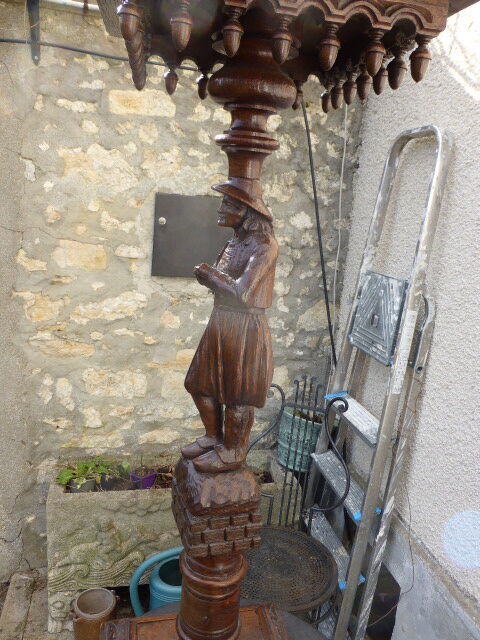 Wooden saddle with statuette, Breton figure, ancient and chiseled, Henri II style