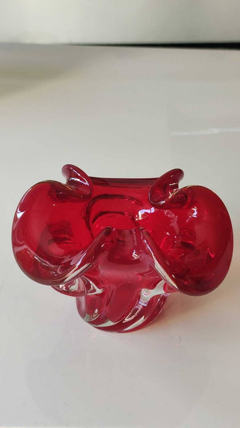 Murano empty pocket Floral shape 3 petals. In Murano Italian blown art glass. Ruby red