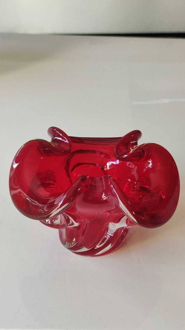 Vide poche Murano forme Florale 3 pétales. En verre d Art soufflé Murano Italie. Rouge rubis