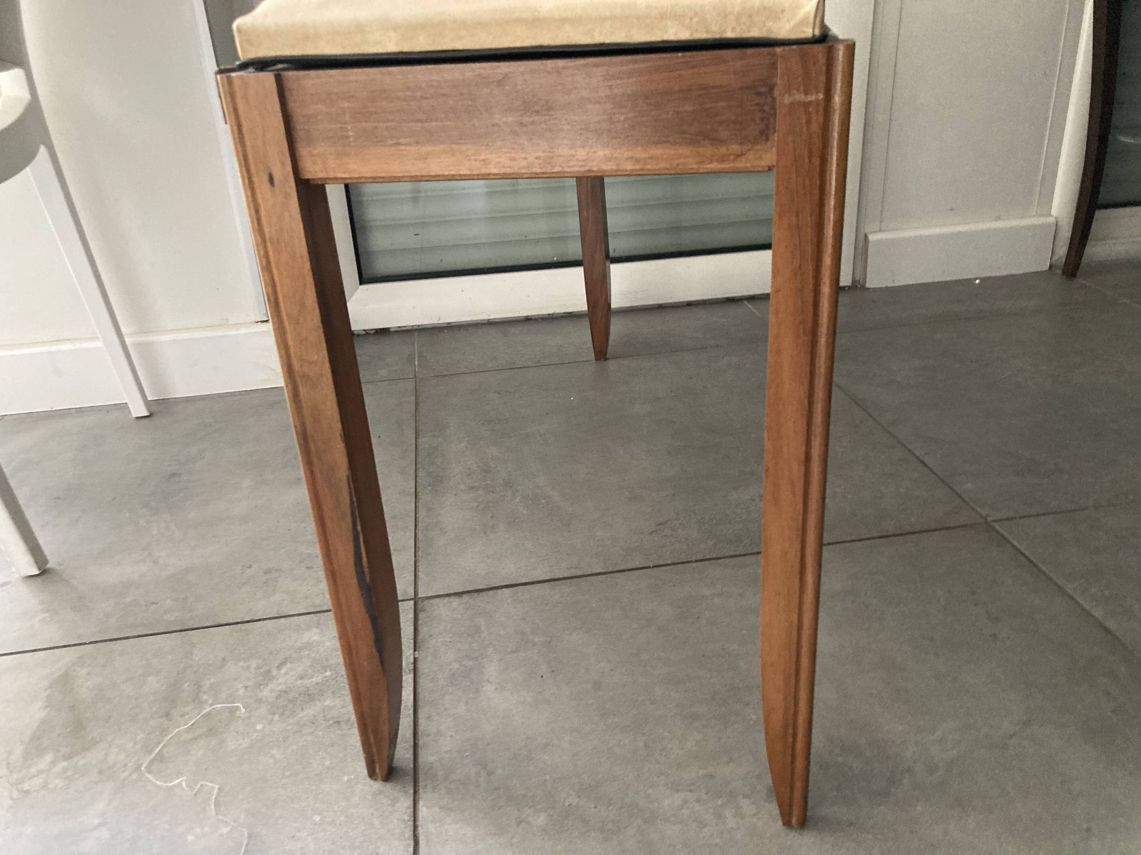 Piano bench that converts into a music book storage in excellent condition.