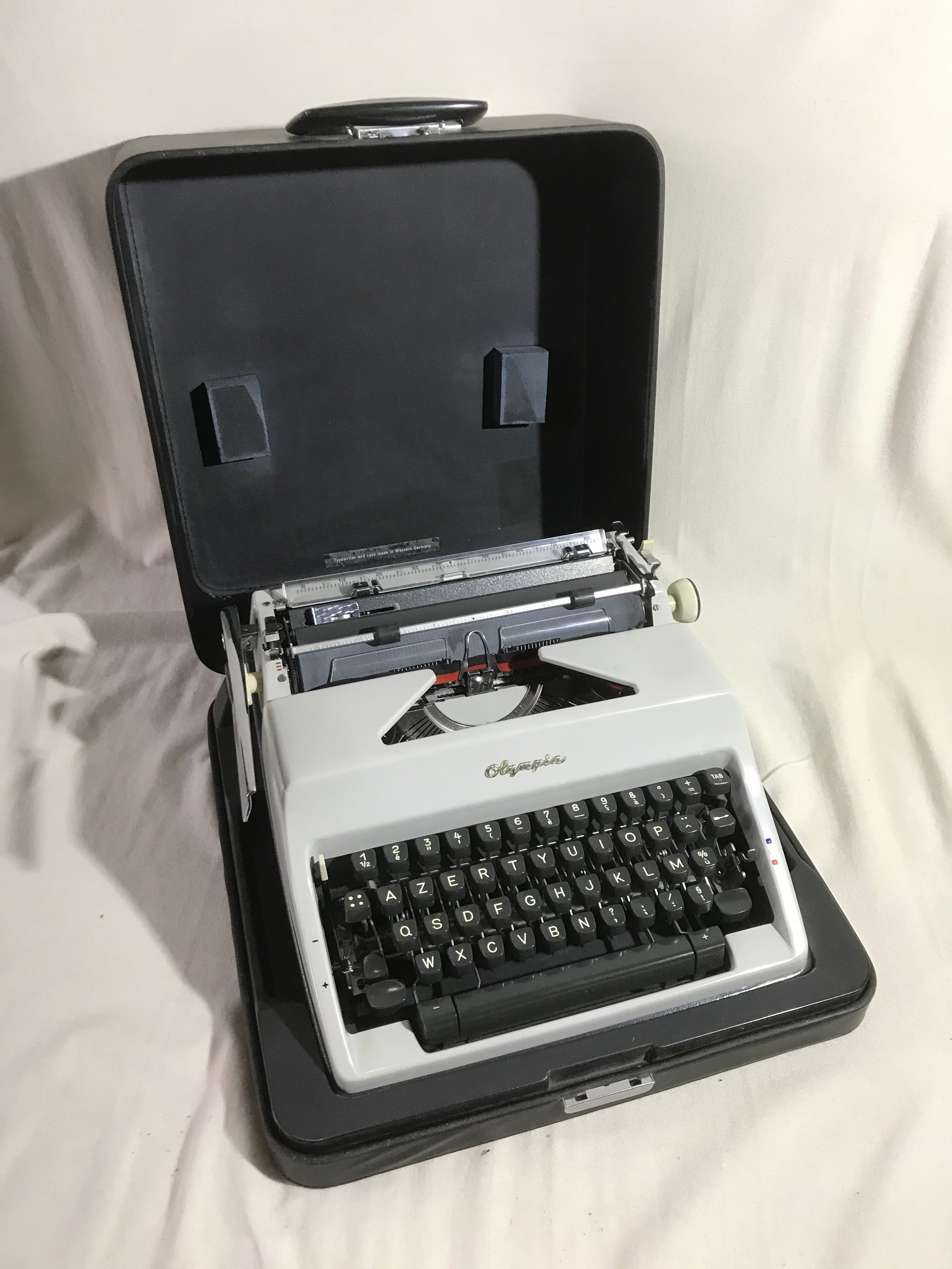Machine à ecrire Olympia métal gris avec malle noire germany vintage