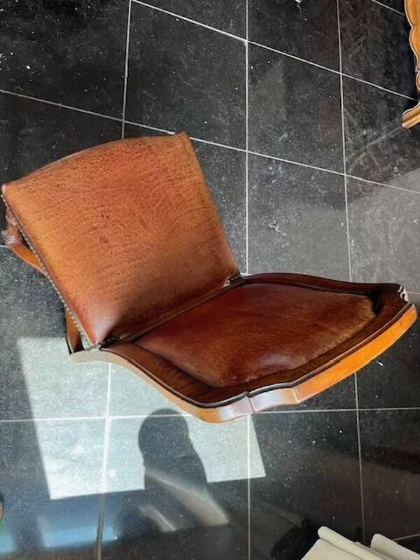 Un lot de 8 chaises  en Chêne fond en cuir Brun (paid 5.354 euros en 1999)