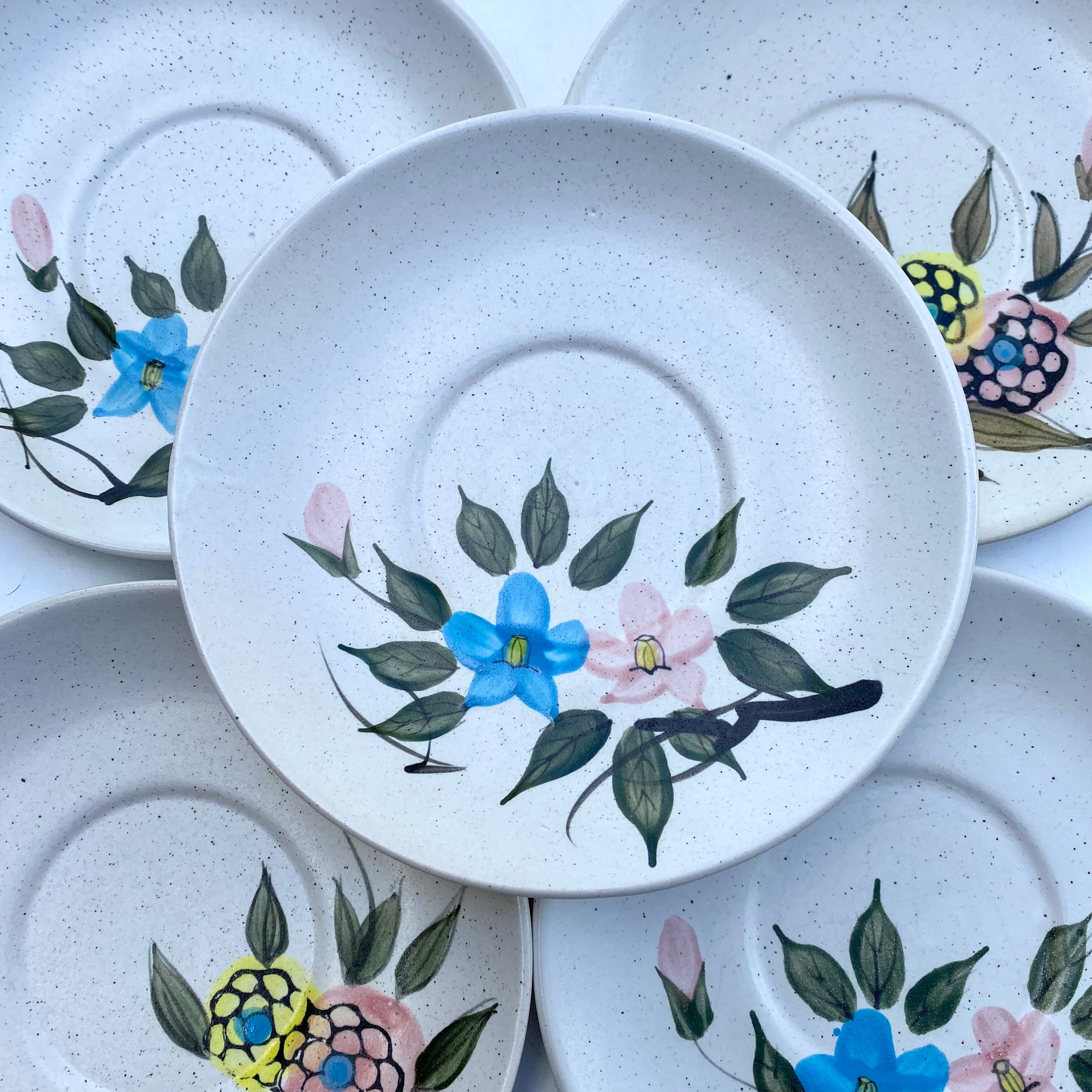 Stoneware dessert plates with floral decoration