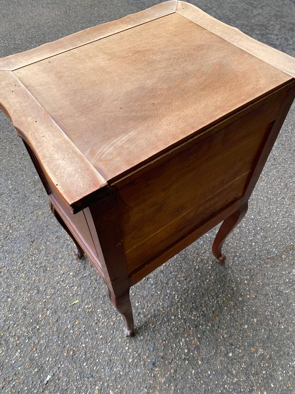 Table de chevet style Louis XV en chêne massif, XIXème