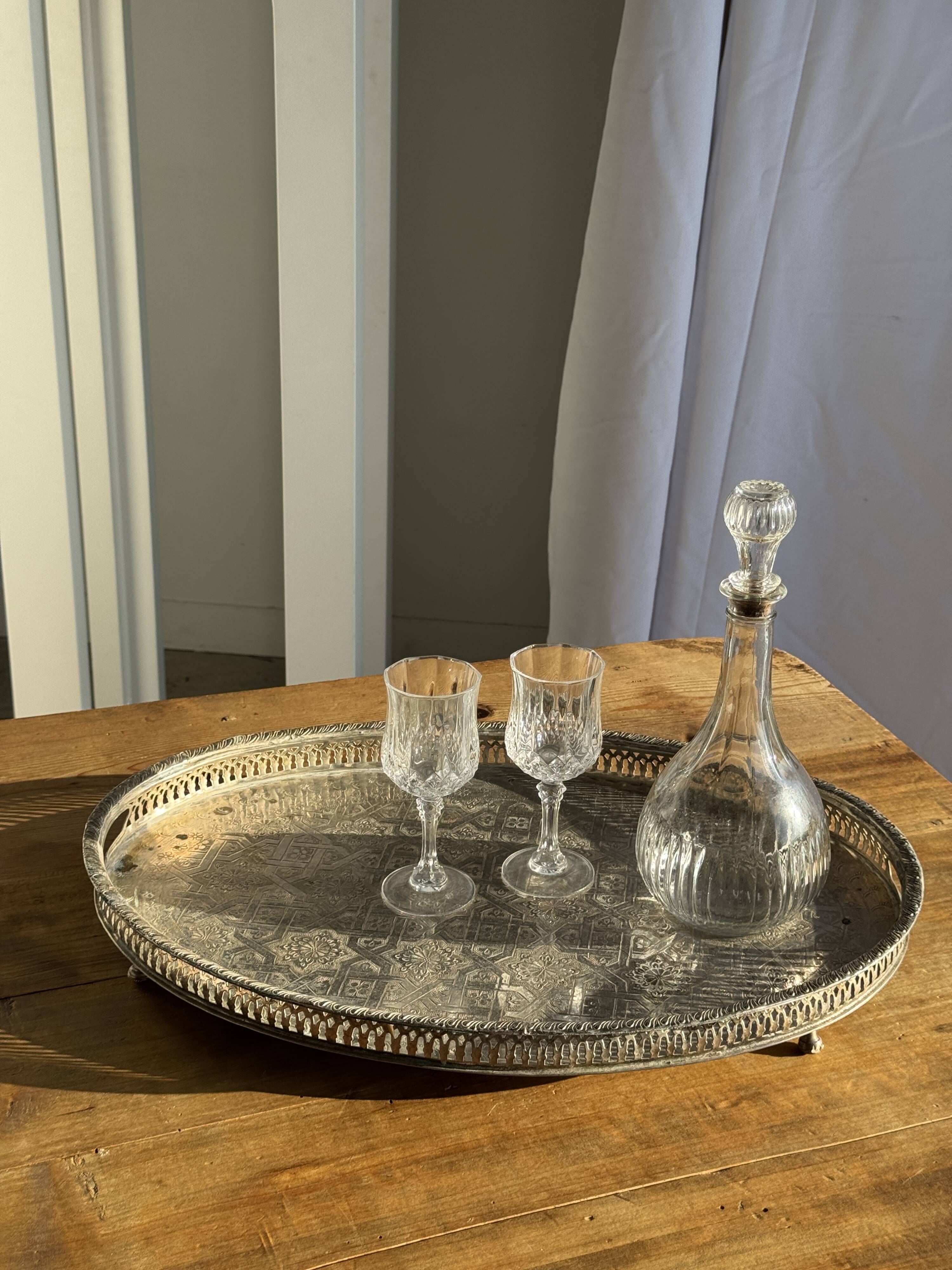 Oval Moroccan plateau engraved on a base 50x35.