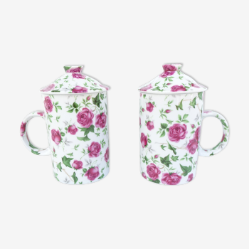 Lot de deux tasses en porcelaine fleurie avec couvercle