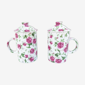 Set of two flowered porcelain cups with lid