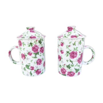 Lot de deux tasses en porcelaine fleurie avec couvercle