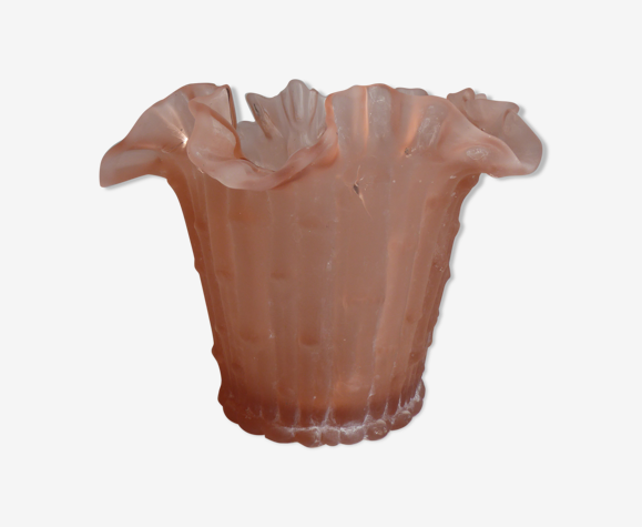 Vase en verre givré rose