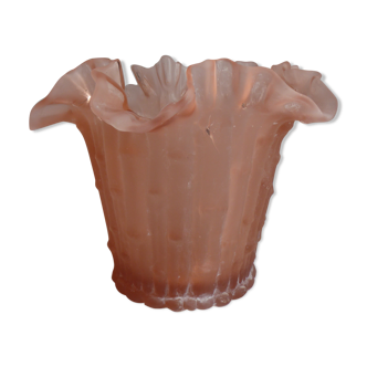 Vase en verre givré rose