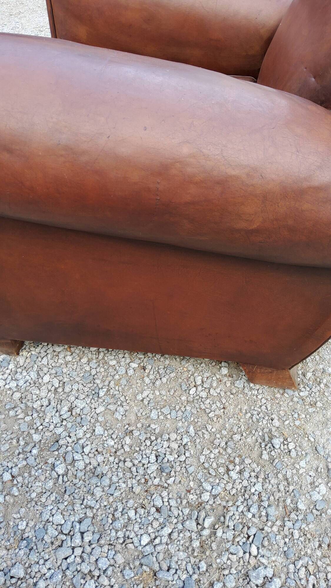 Paire de fauteuils club en cuir brun des années 30