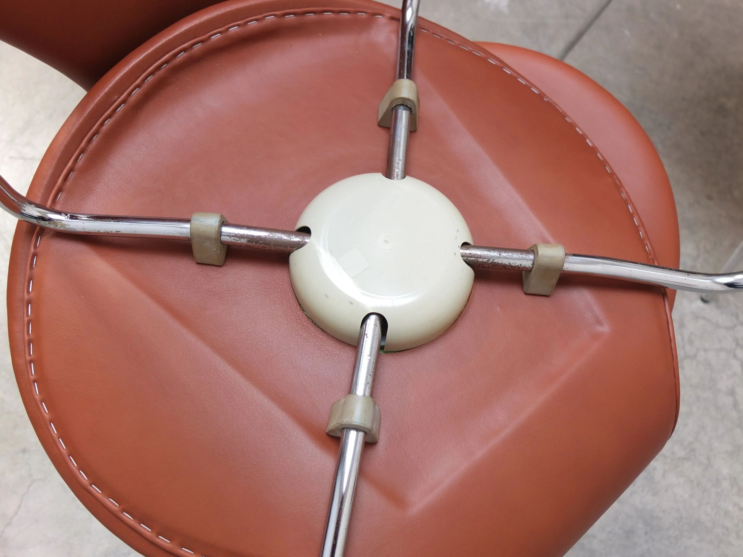 'Series 7' chairs in cognac leather by Arne Jacobsen for Fritz Hansen, 1955