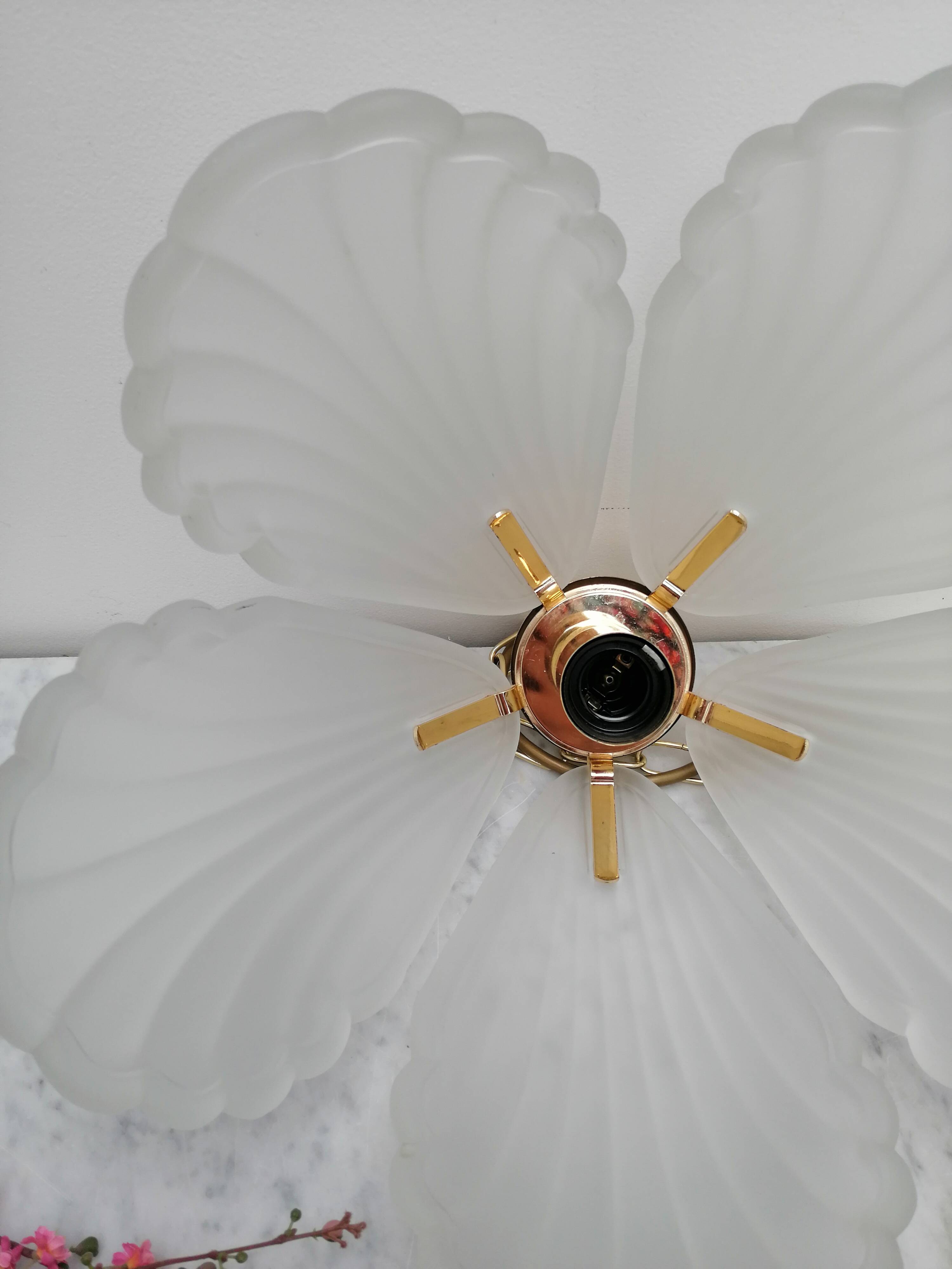 Suspension glass petals