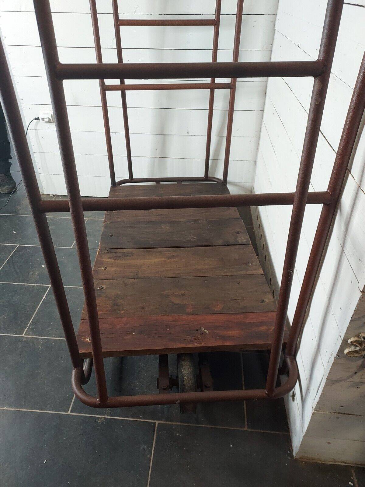 chariot industriel en fer et bois , portant