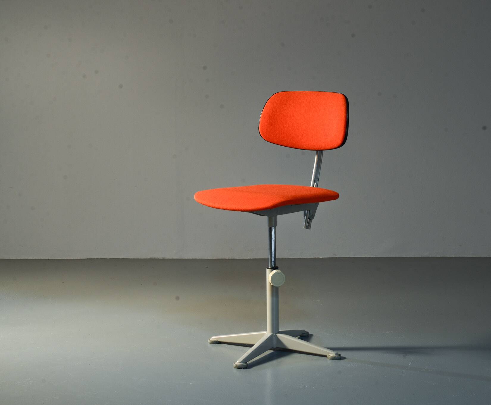 Ahrend De Cirkel Industrial Desk Chair with Orange Fabric Upholstery 1950s
